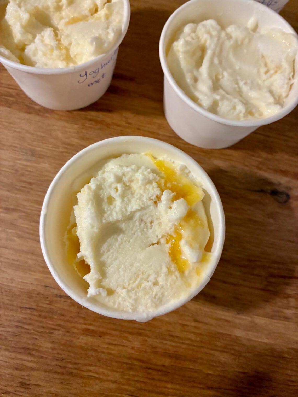 Yoghurtijs met mangosaus