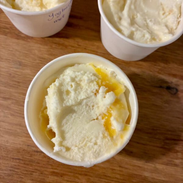 Yoghurtijs met mangosaus