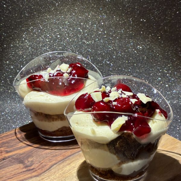 Witte-chocolade monchou met Bastogne en kersen - dessert